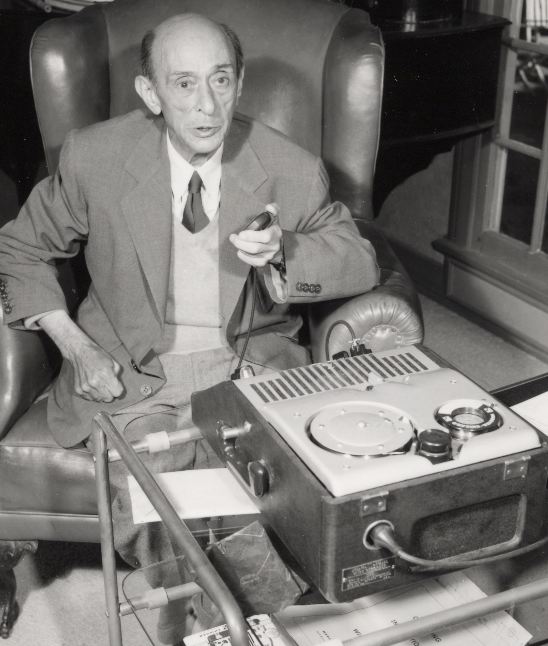 Arnold Schönberg mit seinem »Webster Wire Recorder«, Los Angeles 1948 Arnold Schönberg mit seinem »Webster Wire Recorder«, Los Angeles 1948