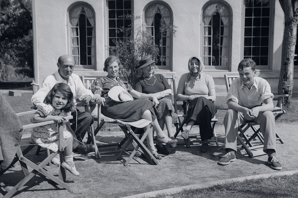 Nuria, Arnold und Gertrud Schönberg, Henriette Kolisch, Mitzi und Mischa Seligmann; Rockingham Avenue, Los Angeles, 1937 | Arnold Schönberg Center, Wien